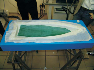 aplikace síťoviny při laminaci infuzí