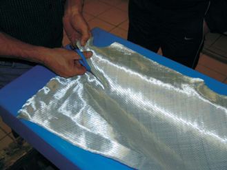střih a pokládka tkaniny pro infuzní laminování sika axson