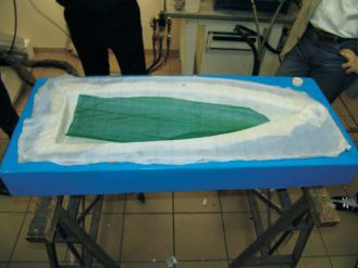 aplikace síťoviny při laminaci infuzí